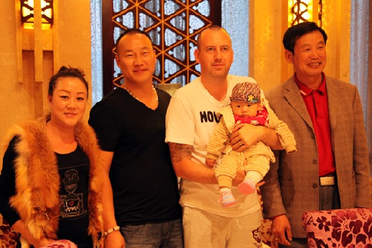 茗星桌球会所，程总一家人与马克合影