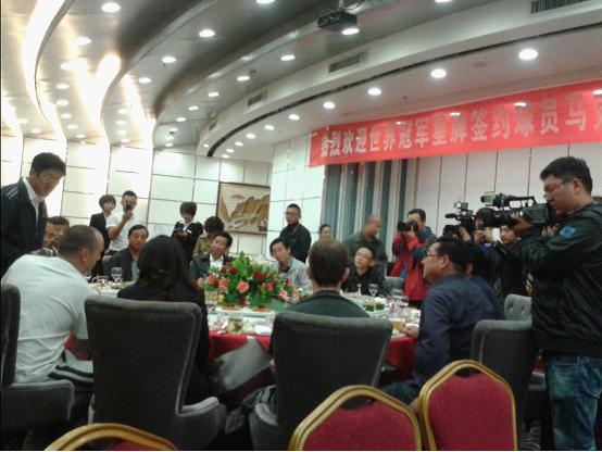 马克来到酷8会所，受到了吴忠市领导的热情欢迎，本地媒体也大力报道