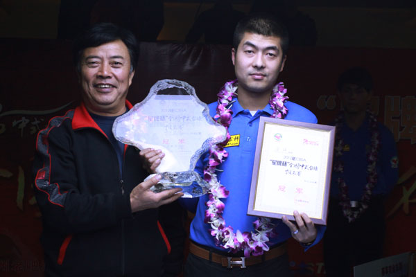 杭州市体育局赵荣福局长为冠军陈强颁奖