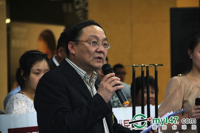 本站比赛裁判长、北京台球协会副秘书长刘健宣布比赛成绩