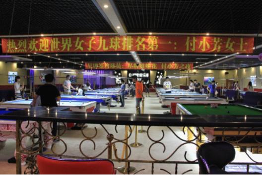 付小芳之夜，热情的球迷早早来到场地等待